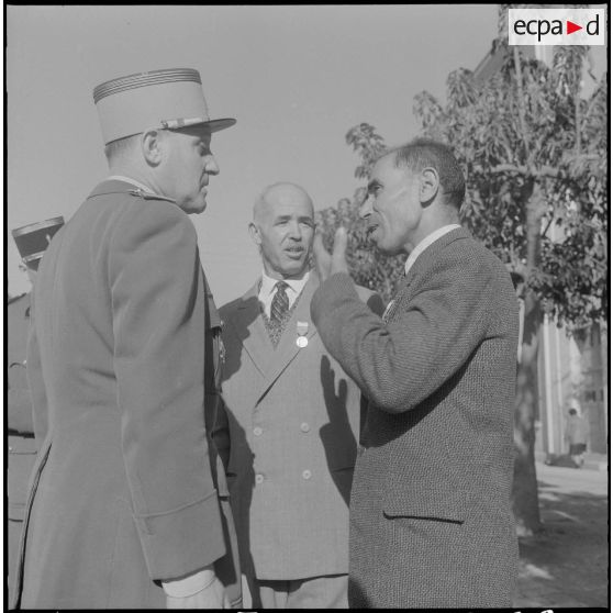 Alger. Caserne d'Orléans. Messieurs Areski et Domas se font féliciter par un officier.