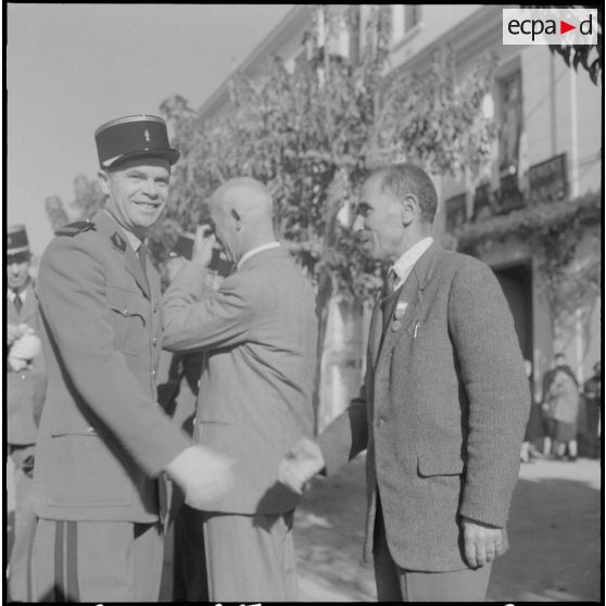 Alger. Caserne d'Orléans. Messieurs Areski et Domas se font féliciter par un officier.