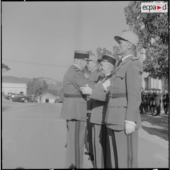 Alger. Caserne d'Orléans. Le colonel Gruat décore le capitaine Gaire de la Légion d'honneur.