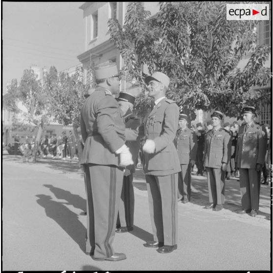 Alger. Caserne d'Orléans. Le commandant Sararoni nomme le commandant Herve, officier de la Légion d'honneur.