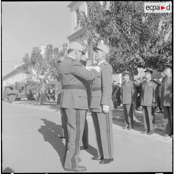 Alger. Caserne d'Orléans. Le commandant Sararoni nomme le commandant Herve, officier de la Légion d'honneur.