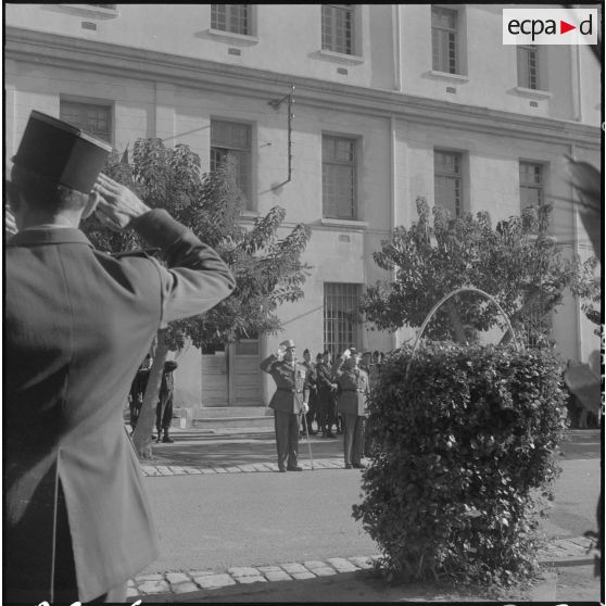 Alger. Caserne d'Orléans. Pendant la cérémonie de remise de décoration.