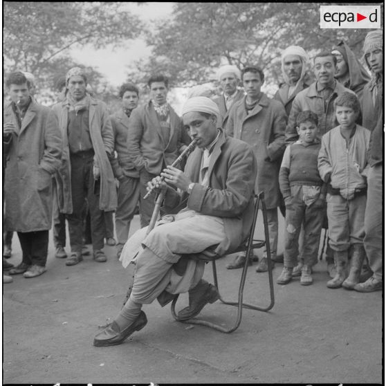 Marengo. Le flutiste traditionnel et son public enthousiaste.