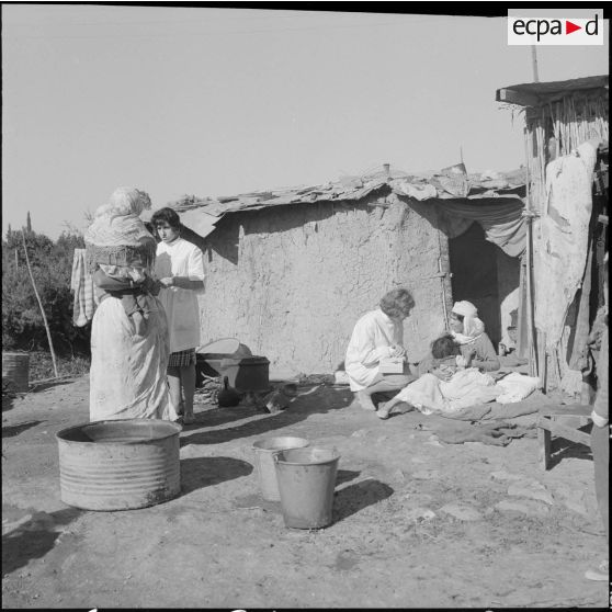 Aïn Temouchent. Visite de l'équipe médico-sociale itinérante (EMSI) dans un centre de regroupement.