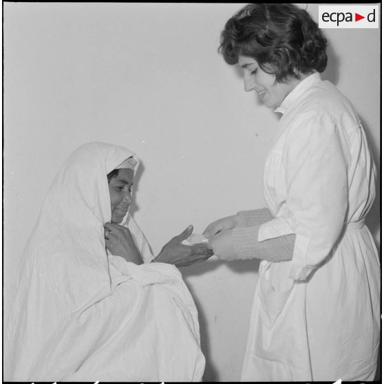 Aïn Temouchent. Soins à l'infirmerie.