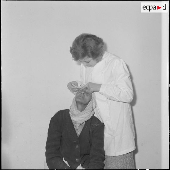Aïn Temouchent. Une femme âgée reçoit des gouttes dans les yeux.