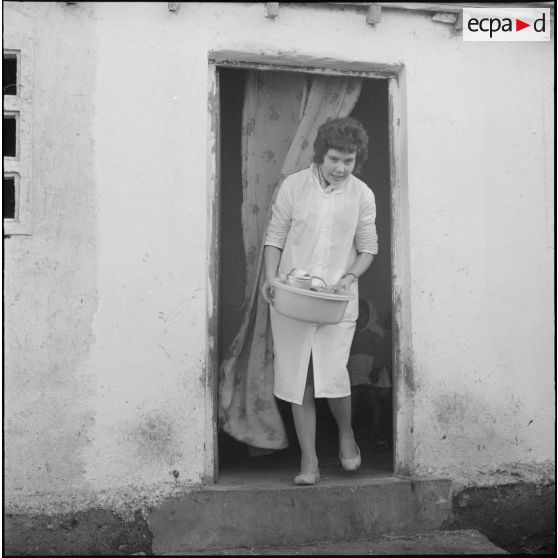 Aïn Temouchent. Une membre de l'équipe médico-sociale itinérante (EMSI) sort d'une maison.