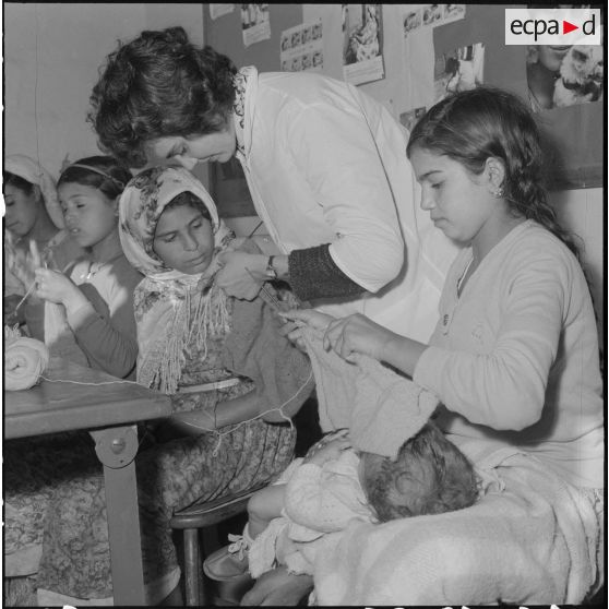 Aïn Temouchent. Cours de tricotage.