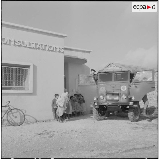 Aïn Temouchent. Le camion amène le docteur au douar pour la consultation.