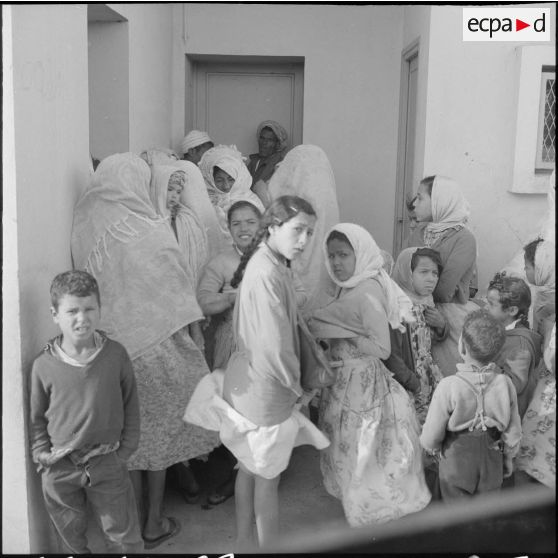 Aïn Temouchent. Les femmes attendent le docteur.