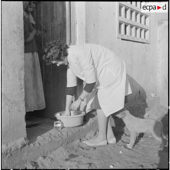 Aïn Temouchent. Une membre de l'équipe médico-sociale itinérante (EMSI) soigne de porte en porte.