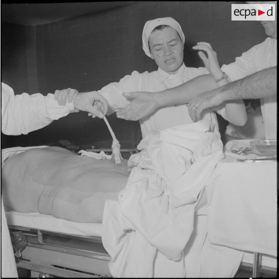 Casbah d'Alger. Clinique de Verdun. Une opération de la prostate.