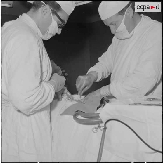 Casbah d'Alger. Clinique de Verdun. Une opération de la prostate.