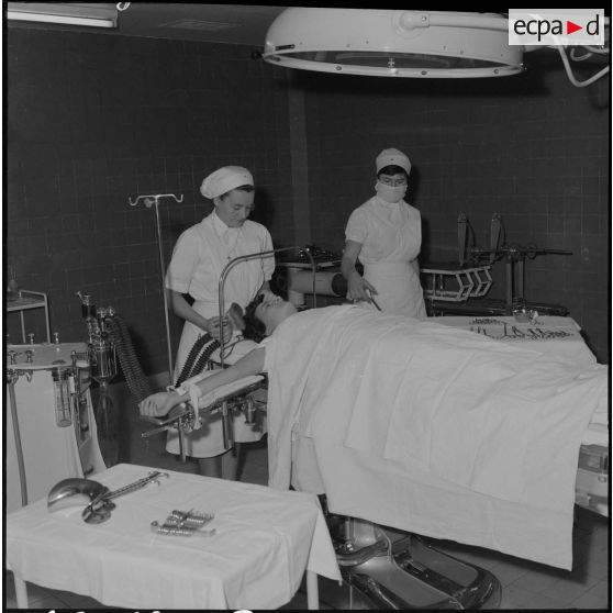 Casbah d'Alger. Clinique de Verdun. Intervention en salle d'opération.