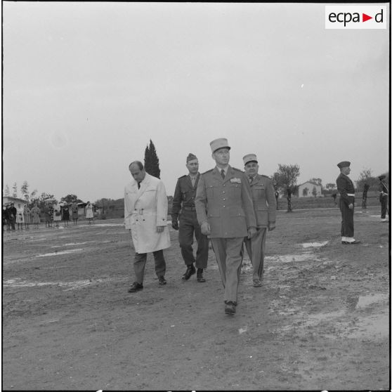 Section administrative spécialisée (SAS) d'Arba. Revue des troupes pendant la cérémonie de remise de décoration.