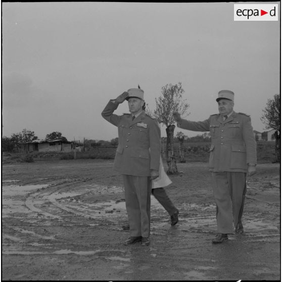 Section administrative spécialisée (SAS) d'Arba. Salut pendant la cérémonie de remise de décoration.