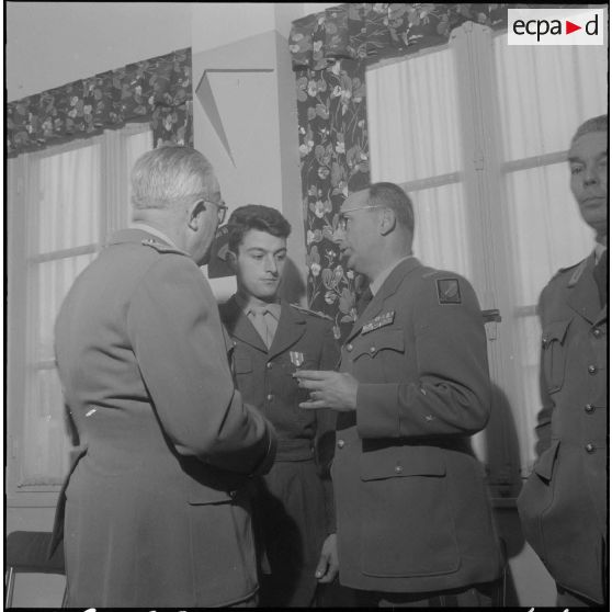 Boufarik. Prise d'armes et remise de décoration. Vin d'honneur et félicitations pour les décorés.