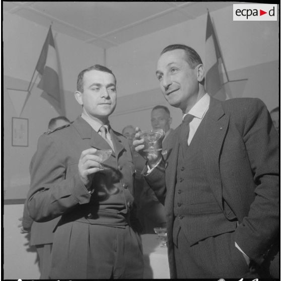 Boufarik. Prise d'armes et remise de décoration. Vin d'honneur et félicitations pour les décorés.