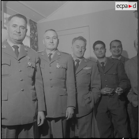 Boufarik. Prise d'armes et remise de décoration. Vin d'honneur et félicitations pour les décorés.