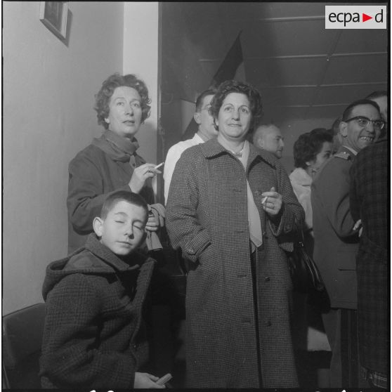 Boufarik. Prise d'armes et remise de décoration. Vin d'honneur et félicitations pour les décorés.