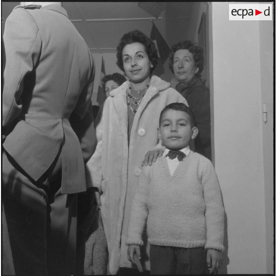 Boufarik. Prise d'armes et remise de décoration. Vin d'honneur et félicitations pour les décorés.