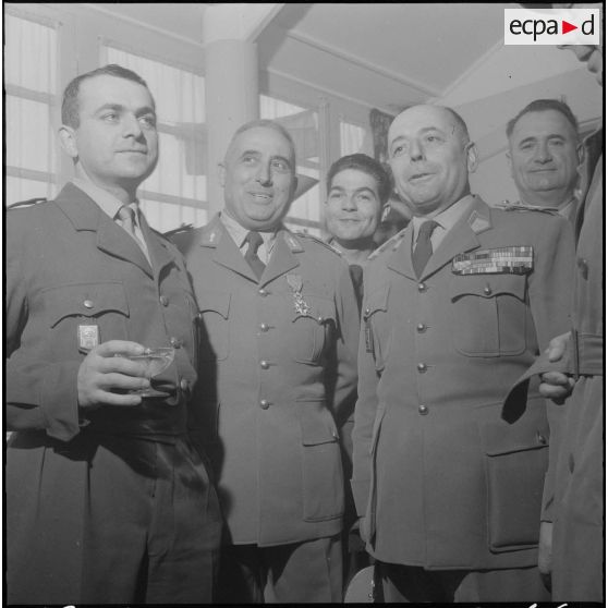 Boufarik. Prise d'armes et remise de décoration. Vin d'honneur et félicitations pour les décorés.