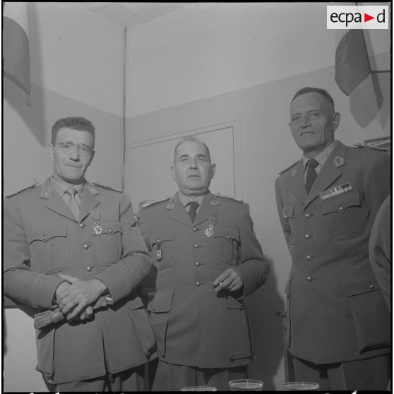 Boufarik. Prise d'armes et remise de décoration. Vin d'honneur et félicitations pour les décorés.