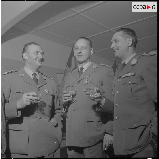 Boufarik. Prise d'armes et remise de décoration. Vin d'honneur et félicitations pour les décorés.