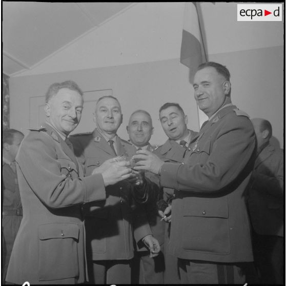 Boufarik. Prise d'armes et remise de décoration. Vin d'honneur et félicitations pour les décorés.