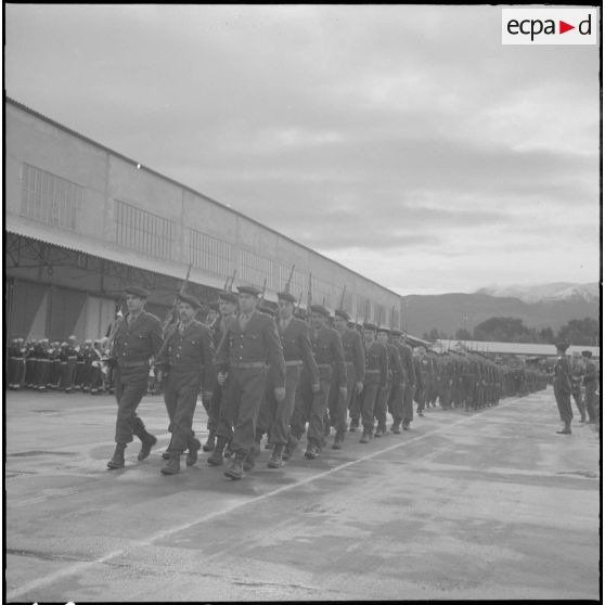 Boufarik. Prise d'armes et remise de décoration. Un peloton de la 483e compagnie passe devant le général Picquet et les officiers.