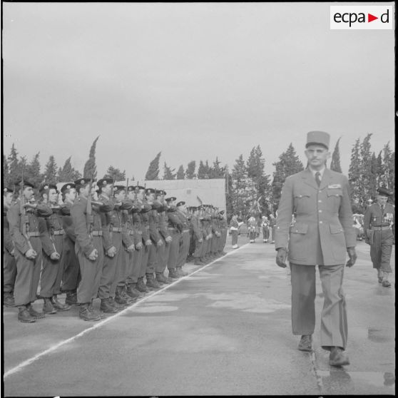 Boufarik. Prise d'armes et remise de décoration. Le général Picquet passe les troupes en revue.