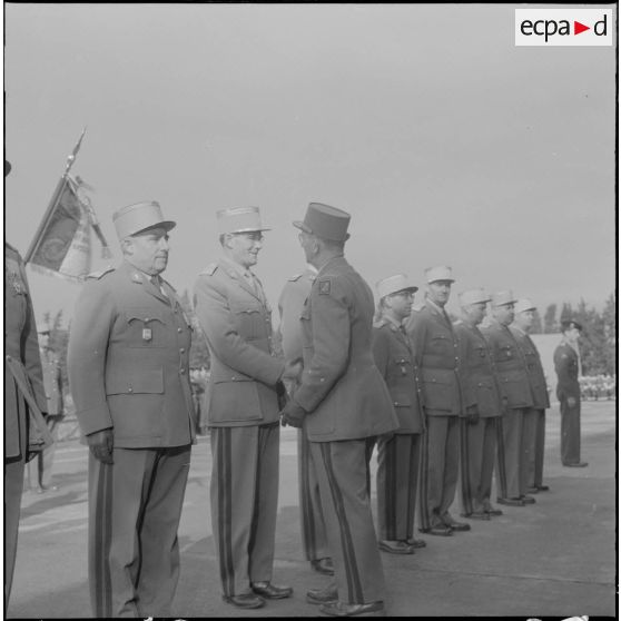 Boufarik. Prise d'armes et remise de décoration. Le Général Picquet remet les décorations aux officiers.