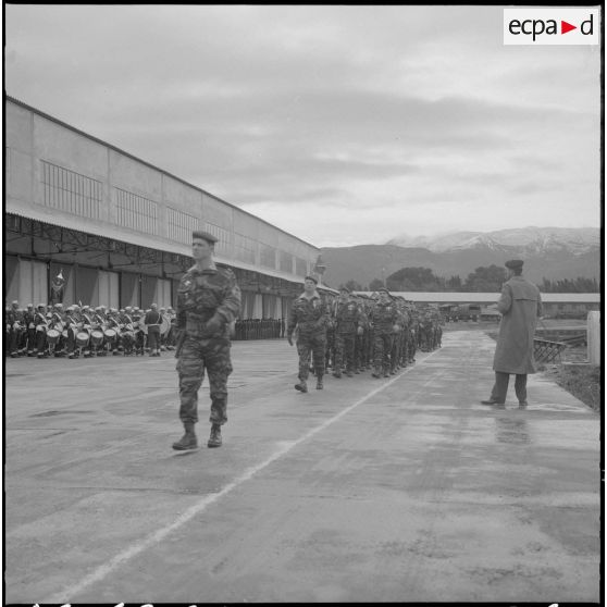 Boufarik. Prise d'armes et remise de décoration. Défilé.