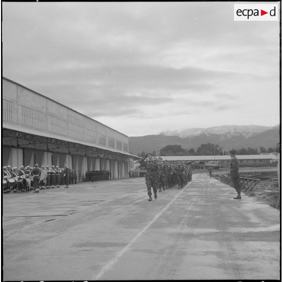 Boufarik. Prise d'armes et remise de décoration. Défilé.