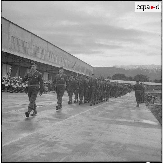 Boufarik. Prise d'armes et remise de décoration. Défilé.