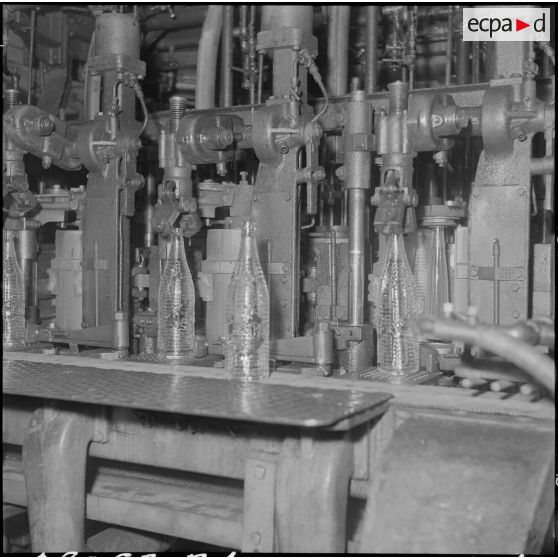 Oran. Les verreries d'Afrique du Nord. Différents stades de fabrication de la bouteille et vue générale des machines ultra-modernes.