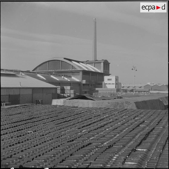 Oran. Les verreries d'Afrique du Nord. Vue générale de l'usine, au premier plan des tas de bouteilles.
