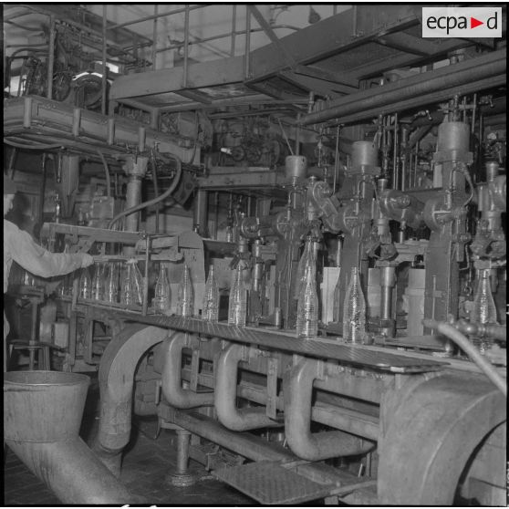 Oran. Les verreries d'Afrique du Nord. Différents stades de fabrication de la bouteille et vue générale des machines ultra-modernes.