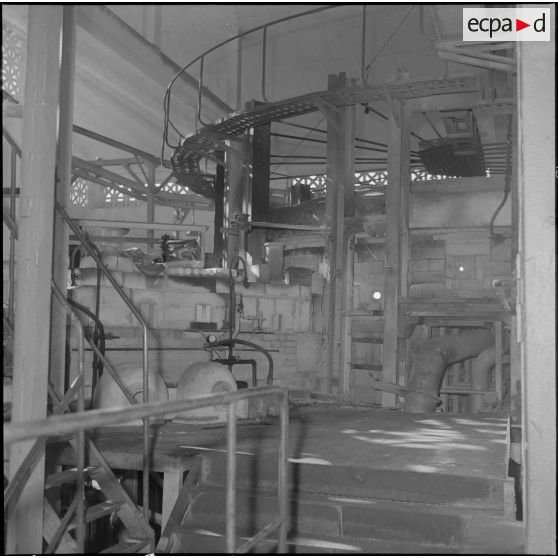 Oran. Les verreries d'Afrique du Nord. Différents stades de fabrication de la bouteille et vue générale des machines ultra-modernes.
