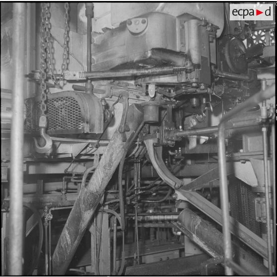 Oran. Les verreries d'Afrique du Nord. Différents stades de fabrication de la bouteille et vue générale des machines ultra-modernes.