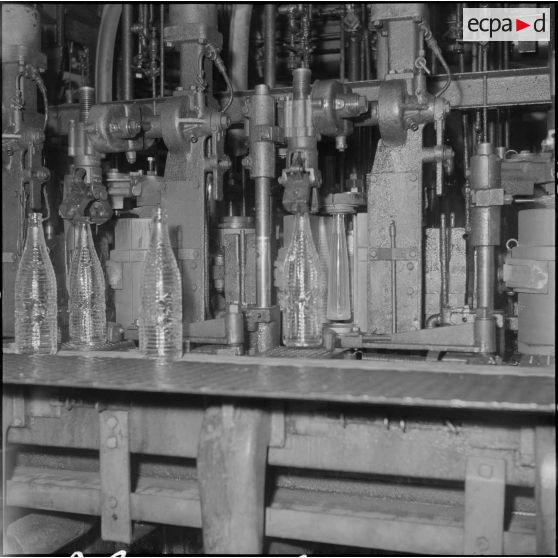 Oran. Les verreries d'Afrique du Nord. Différents stades de fabrication de la bouteille et vue générale des machines ultra-modernes.