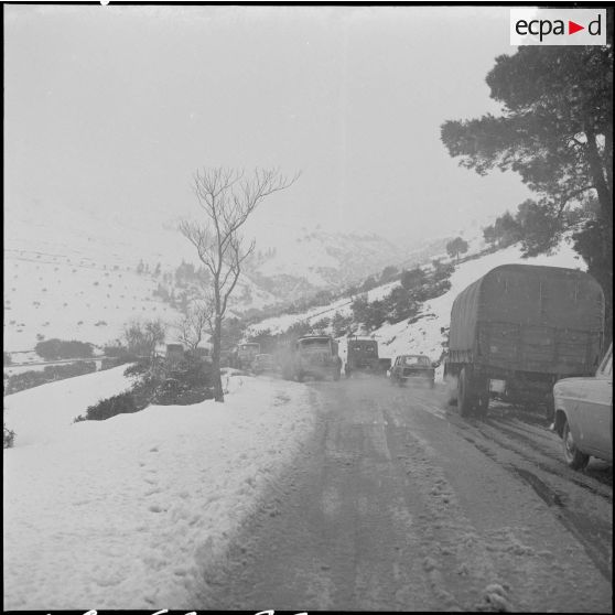 Transports routiers par temps de neige en Algérie.