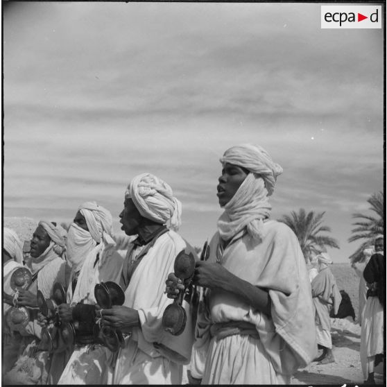 Charouine. Fête de la population civile. Les musiciens.