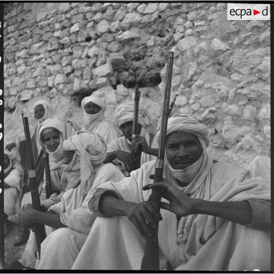 Charouine. Fête de la population civile. Des hommes armés.