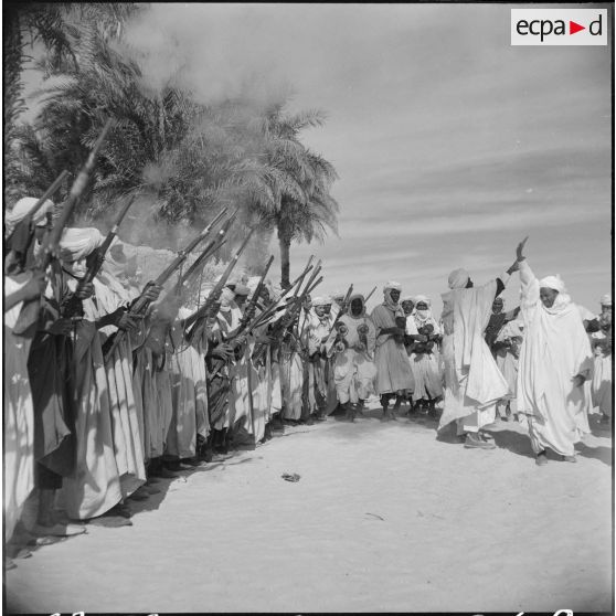 Charouine. Fête de la population civile. Les musiciens, les danseurs et les hommes armés tirant en l'air.