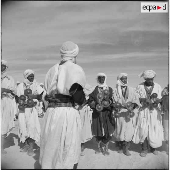 Charouine. Fête de la population civile. Les musiciens.