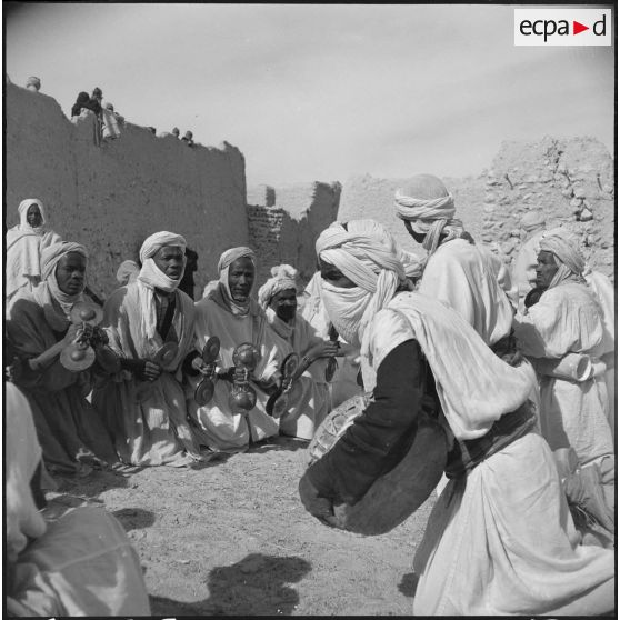 Charouine. Fête de la population civile. Les musiciens.