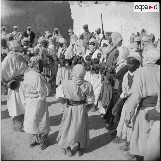 Charouine. Fête de la population civile. Les musiciens.