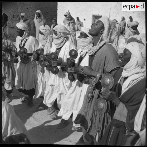Charouine. Fête de la population civile. Les musiciens.