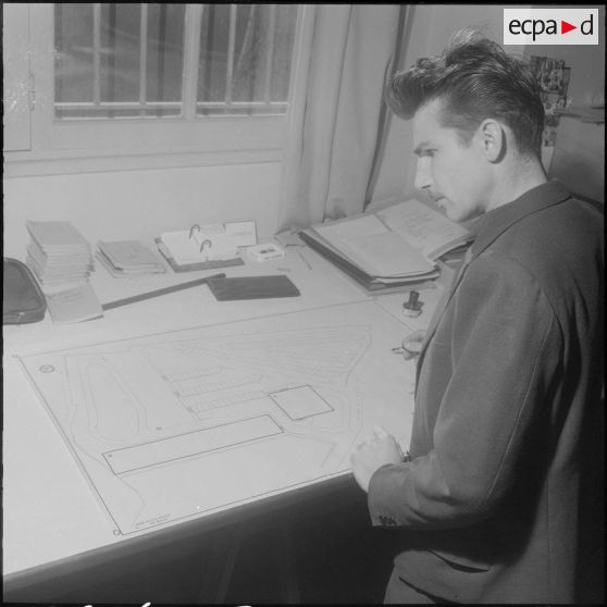 Hamma. Jardin d'Essai. Un homme regarde un plan à son bureau.